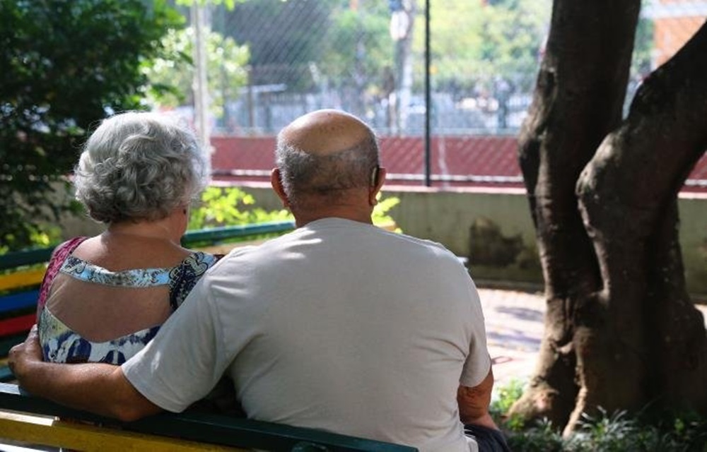 Ir para  <p>A expectativa de vida do brasileiro de ambos os sexos ao nascer passou de 75,2 anos em 2014 para 75,5 anos em 2015, segundo dados divulgados nesta quinta-feira, pelo Instituto Brasileiro de Geografia e Estat&iacute;stica (IBGE)....